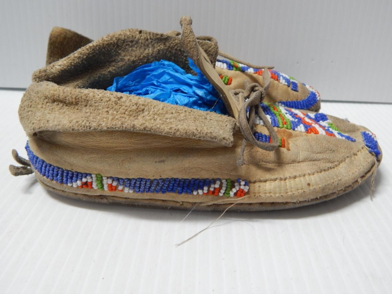 MINT VINTAGE 1940s era SO ARAPAHO INDIAN BEADED MOCCASINS - HARD SOLES - ADULT