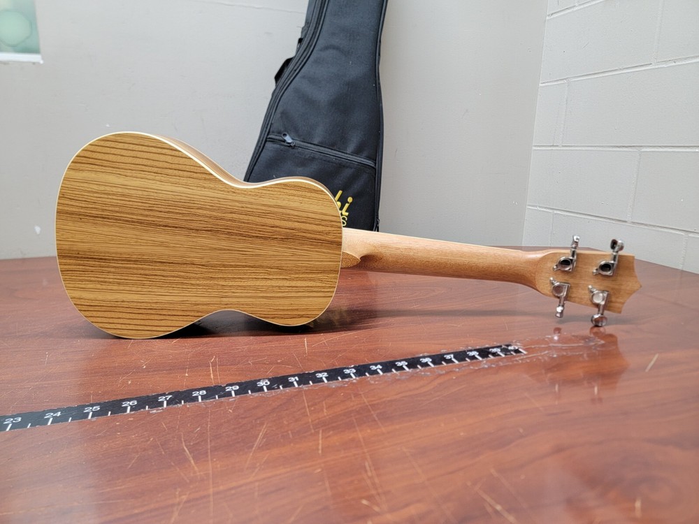 Amahi UK330C Ukulele In Soft Gig Bag