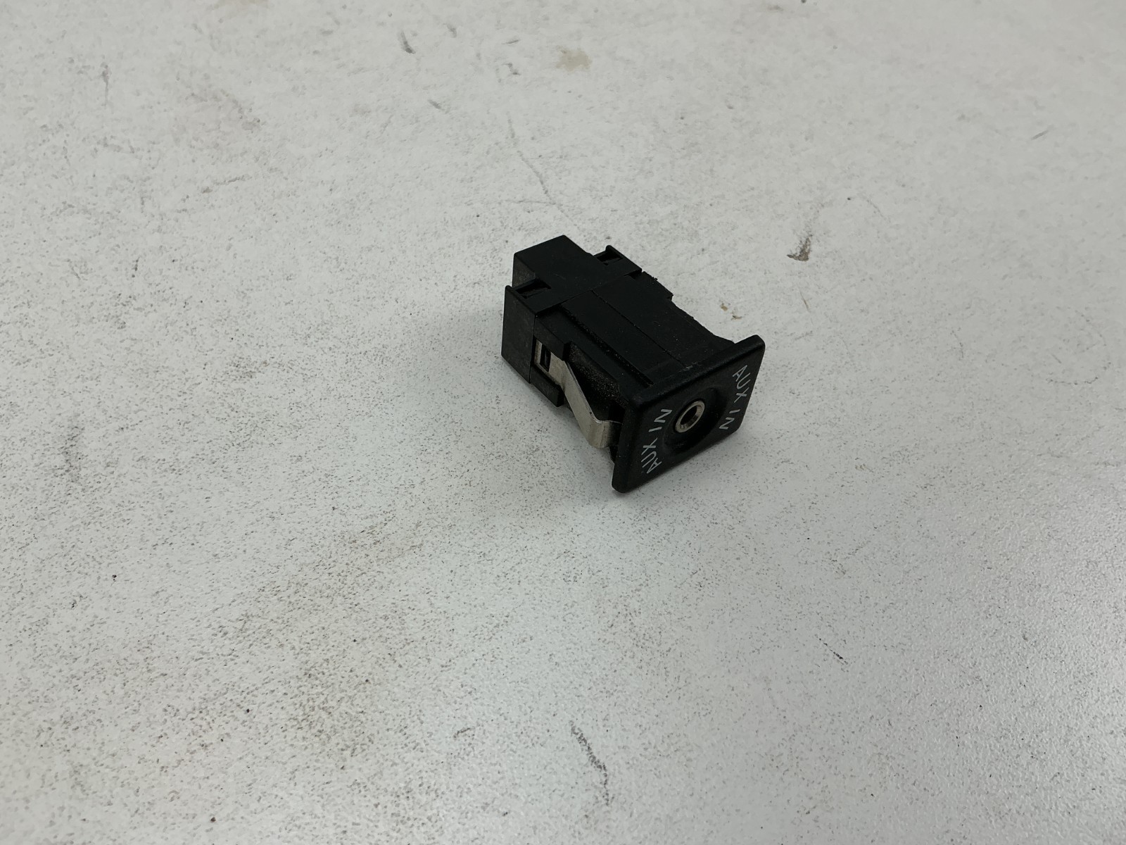 2012-2018 Volkwagen Beetle Aux-In /Auxiliary Socket 5M0035724 OEM