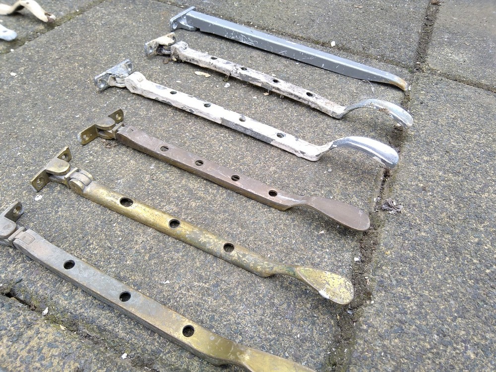 24 window handles / levers / openers / latch. L1303
