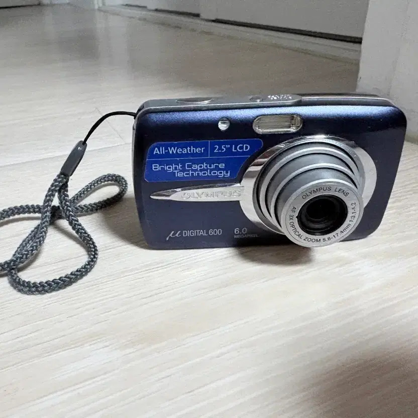 Olympus μDigital 600 Camera with XD Card Reader