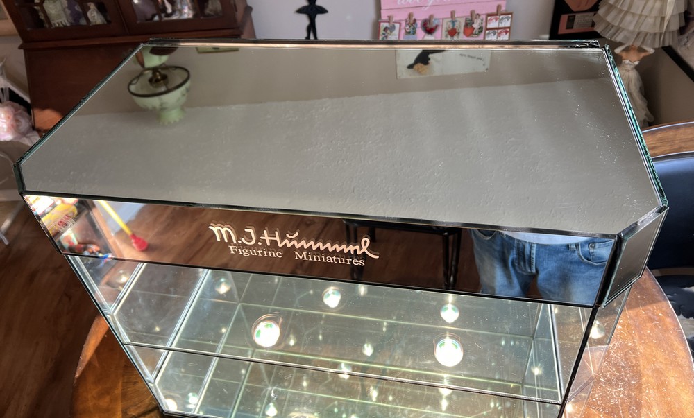 1990 HUMMEL STORE DISPLAY CASE, BEAUTIFUL SOLID CASE WITH 2 LOCKING DOORS