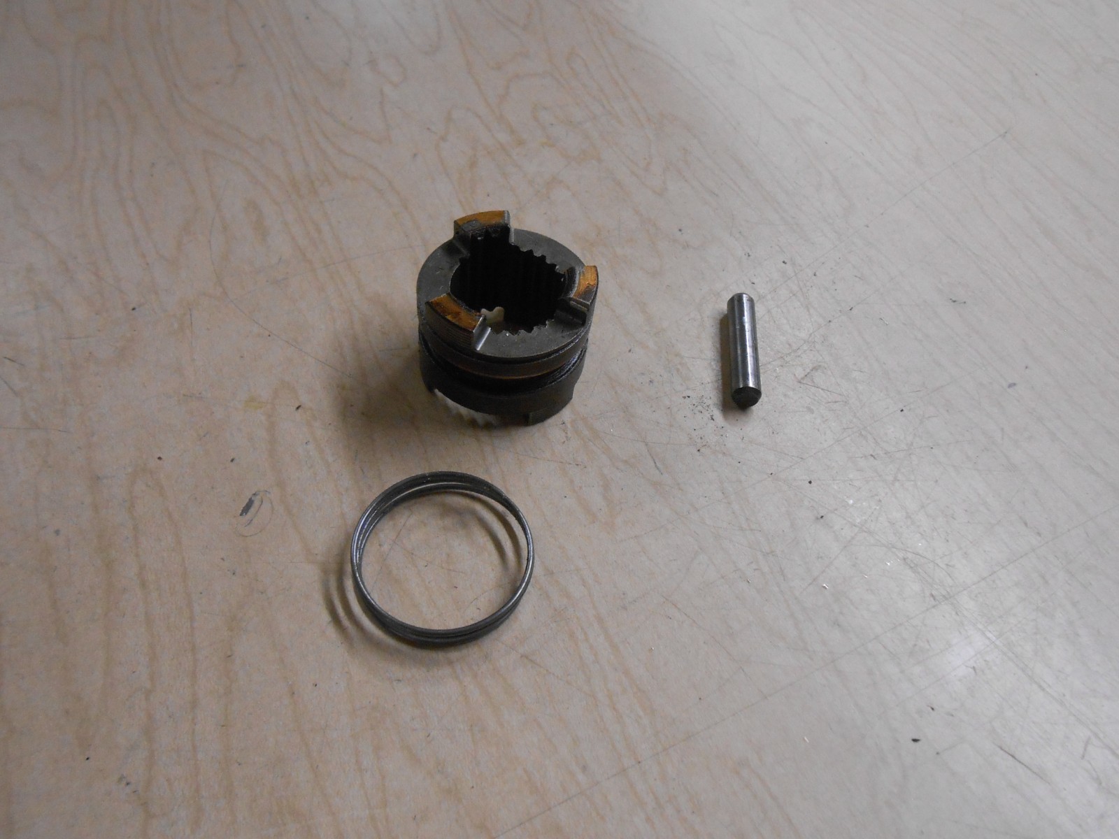 332491, 320310, 320311 Evinrude 1996 50hp Outboard clutch dog T176