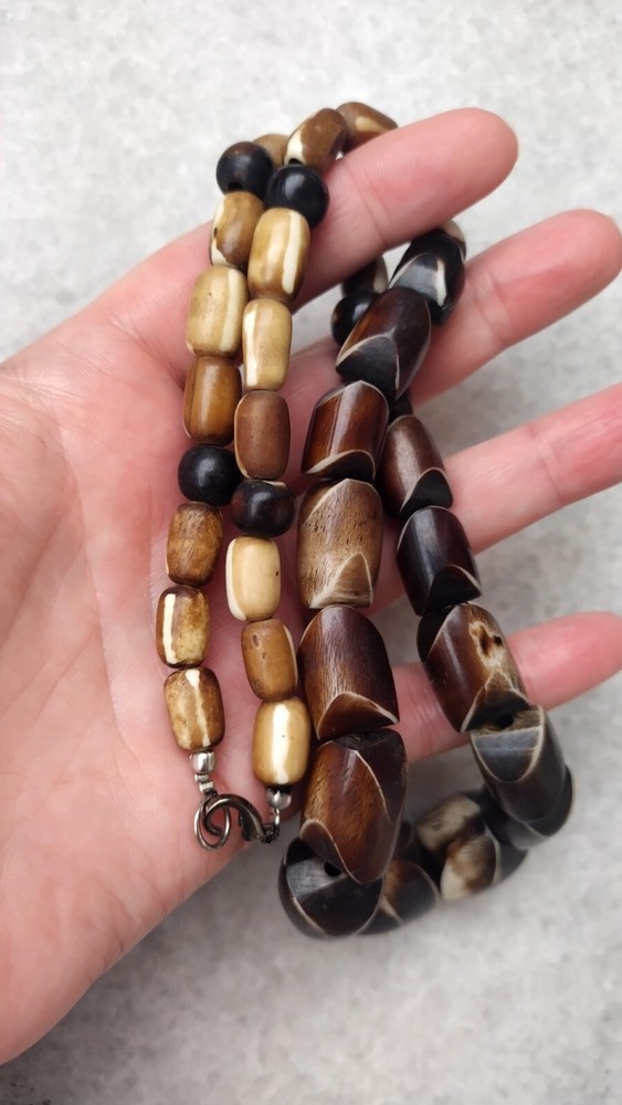 Beautiful vintage plastic necklace