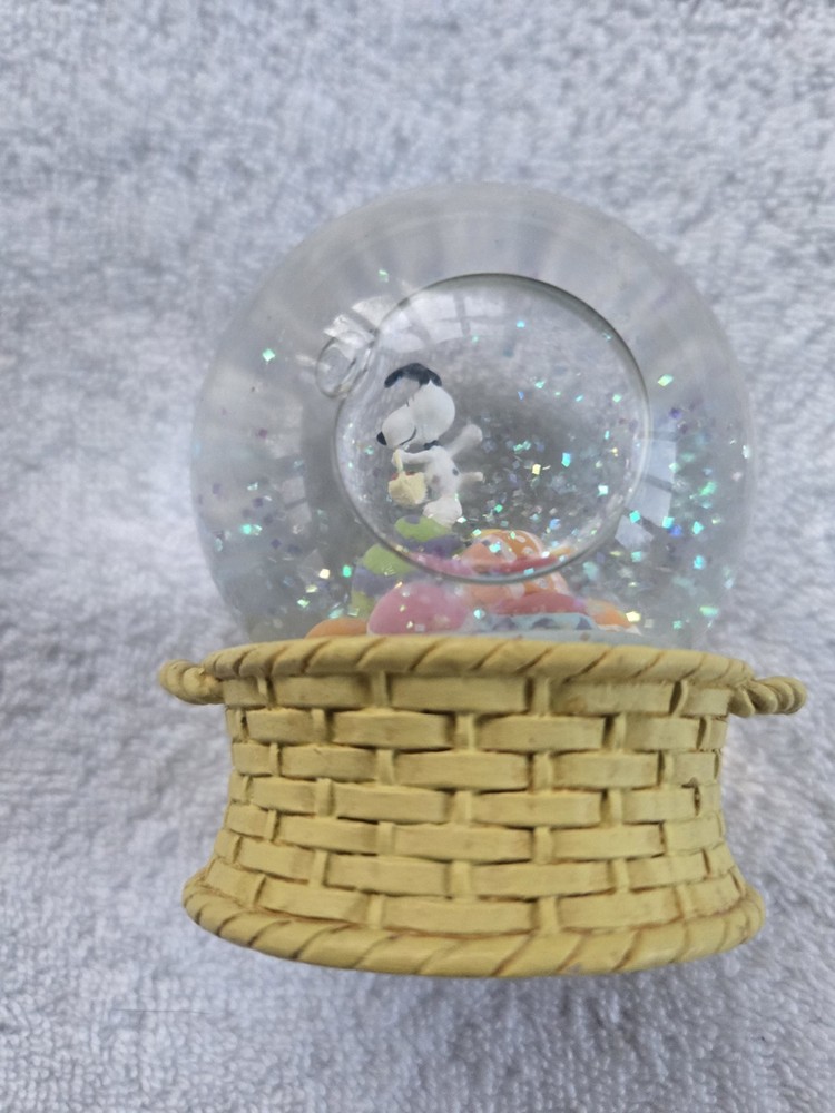 willabee and ward PEANUTS "Greetings From The Easter Beagle" Snowglobe