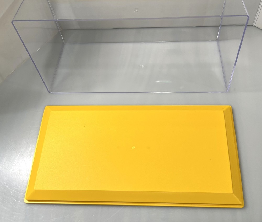 1/18 MODEL CAR DISPLAY CASE w/YELLOW BASE