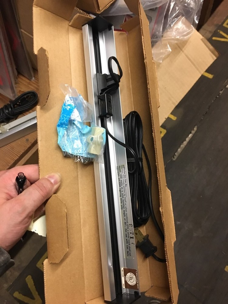 Lightolier 8371 mini plug in track