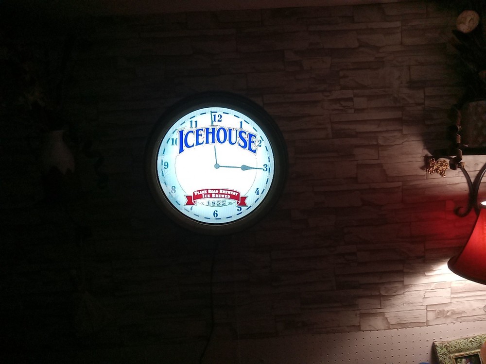 Ice House Pubstyle Wall Clock/Light