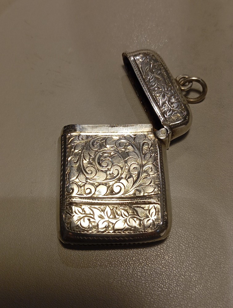 SOLID SILVER VICTORIAN VESTA CASE BIRMINGHAM CIRCA 1880 HALLMARKED.