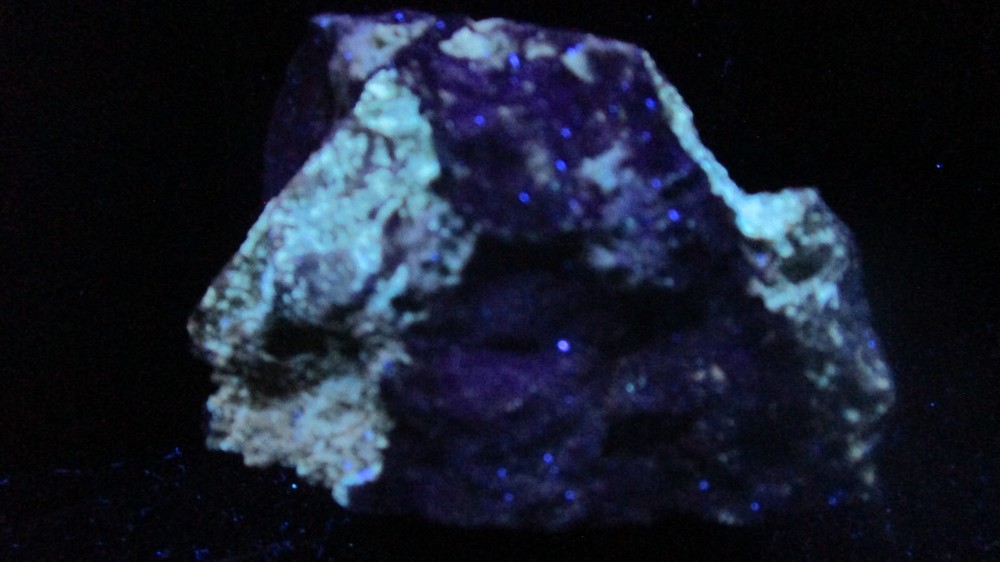 Fluorescent mineral rock partially phosphorescent S18