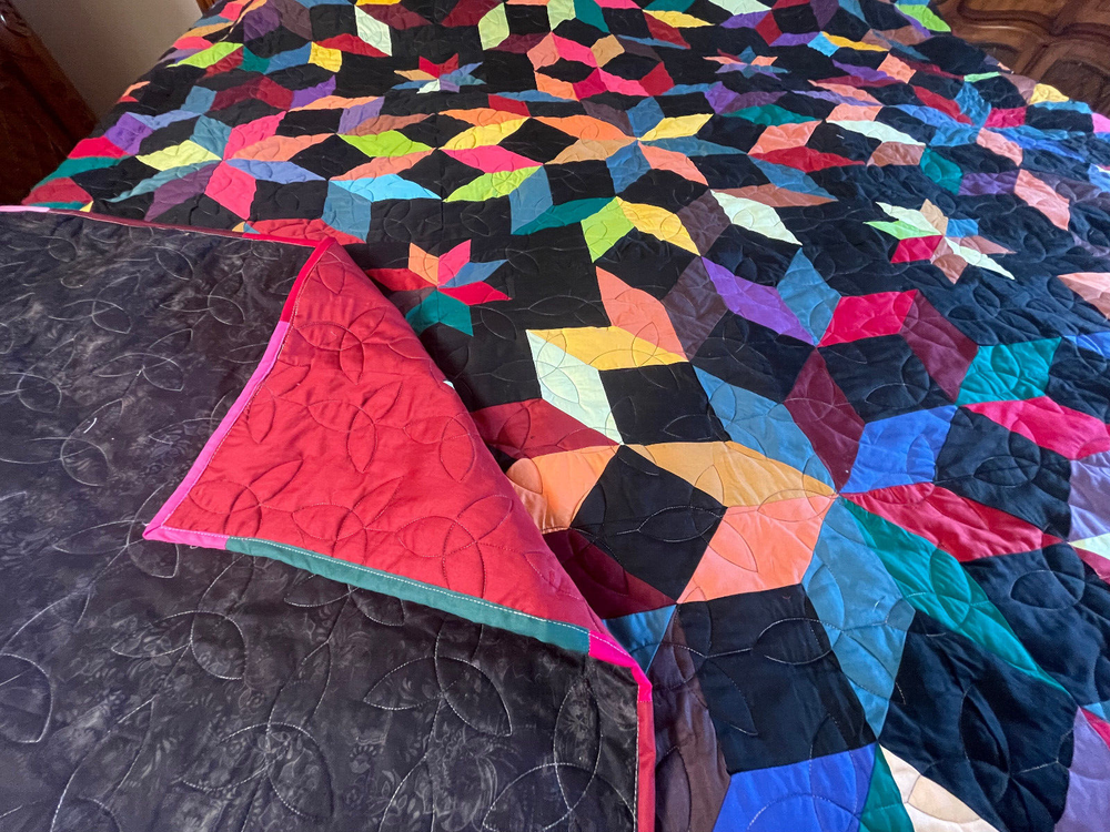 New York Beauty Que size machine pieced and quilted Patchwork quilt