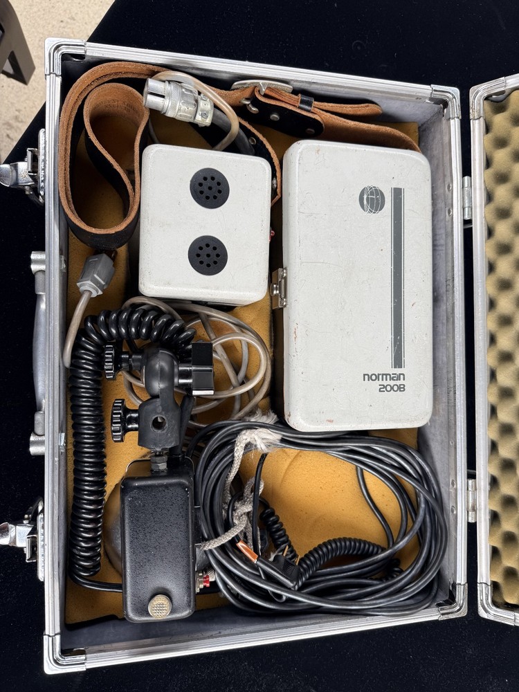 Norman 200B Portable Flash System with carrying case