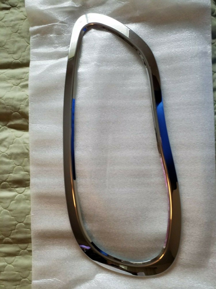 United Pacific 32308 Headlight Bezel Chrome Left for Freightliner M2