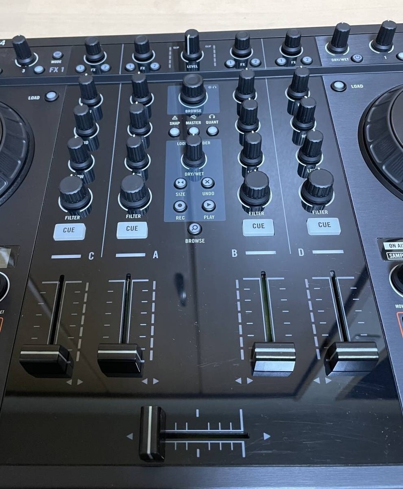 Native Instruments Traktor Kontrol S4 MK1 DJ Controller Midi Turntable