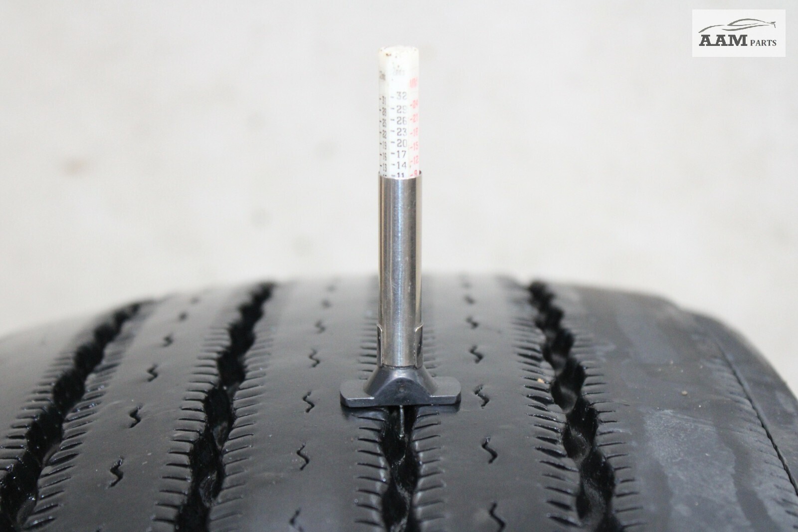 2018-2024 FREIGHTLINER CASCADIA WHEEL TIRE 275/80 R22.5 MICHELIN OEM