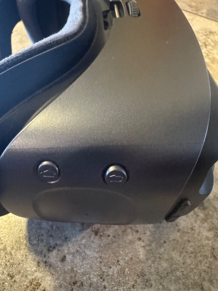 Samsung SMR324 Gear VR headset only no Controller Black Used