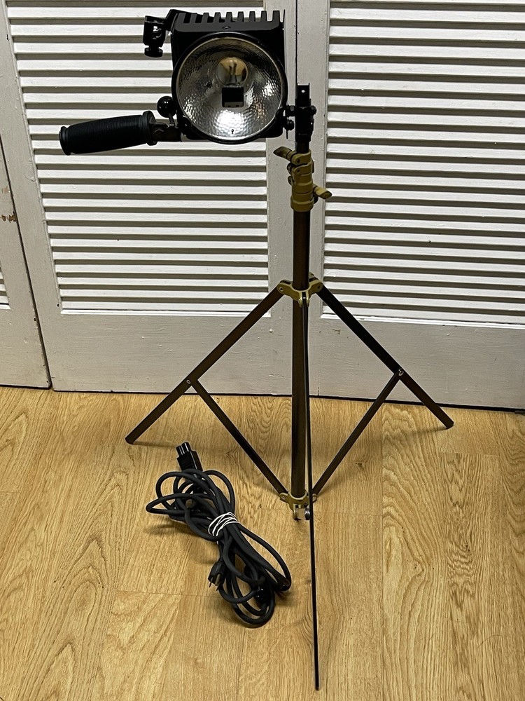 Lowel Omni Light And Stand Needs Bulb