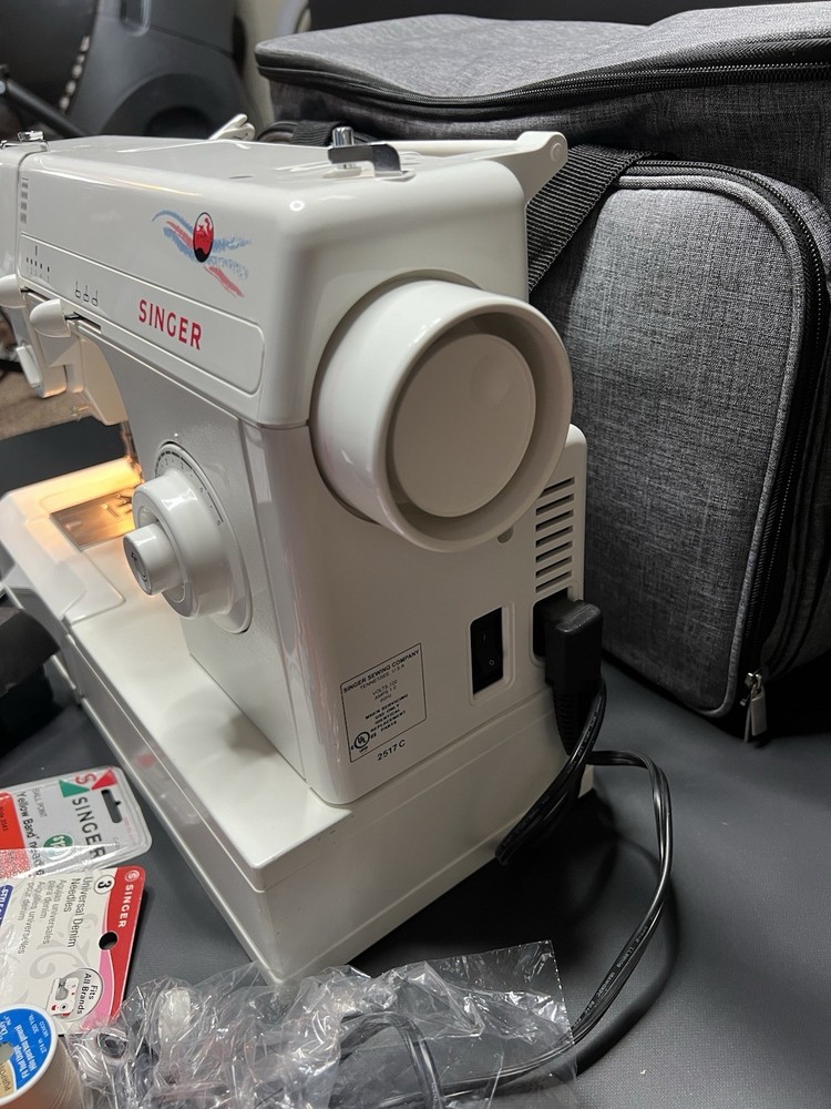 Singer Zig-Zag Sewing Machine Model 2517C With Pedal