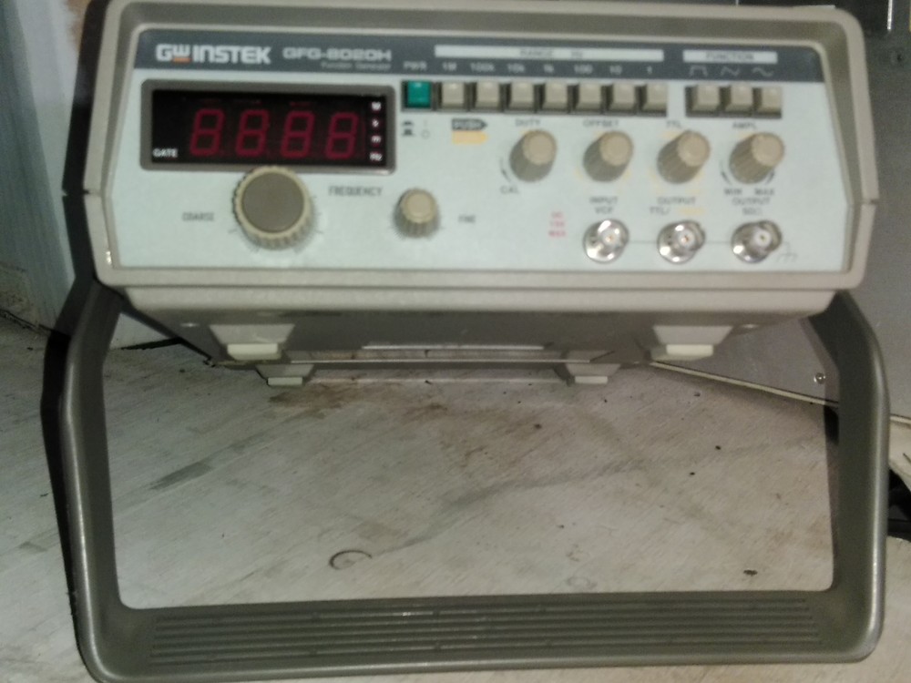GW Instek 2MHz Function Generator Model GFG-8020H ++ Nice ++ with stand/handle