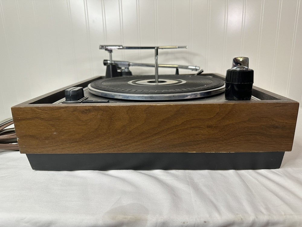 Magnavox 2K8888 Turntable | w/ lid | Untested | needs cleaning