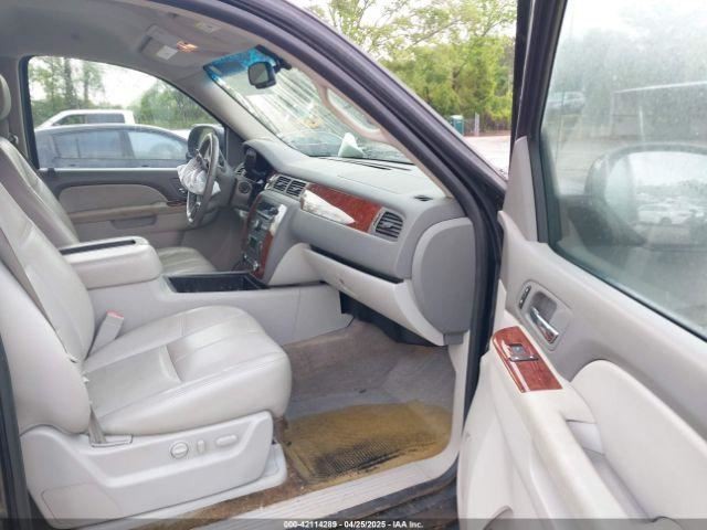 AVALNCH15 2011 Glove Box 4899199