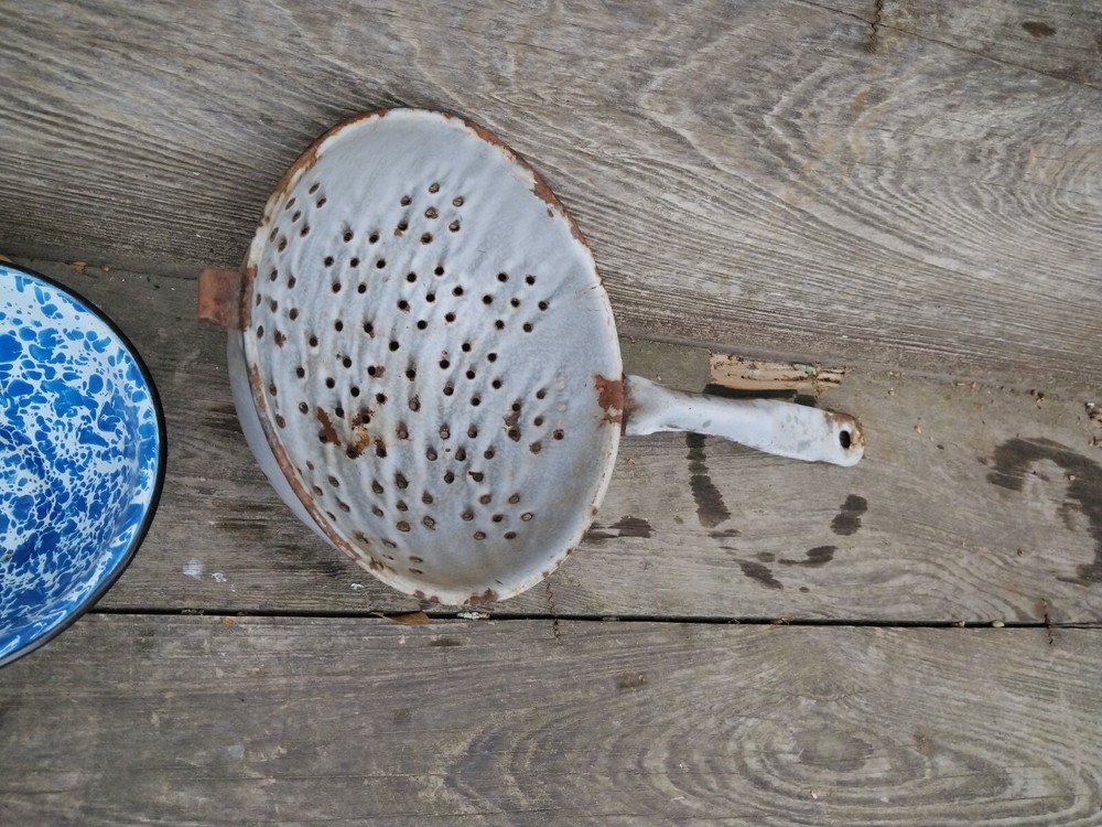 **AWESOME OLD PRIMITIVE ENAMELED SET VERY NICE!***