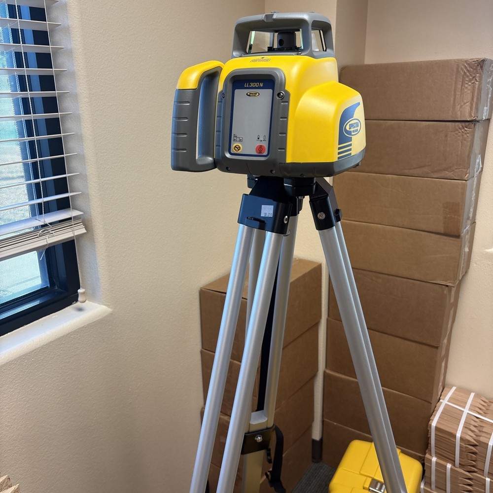 Spectra Precision LL300N-2 Self Leveling Laser Level Complete Kit in Rugged Case