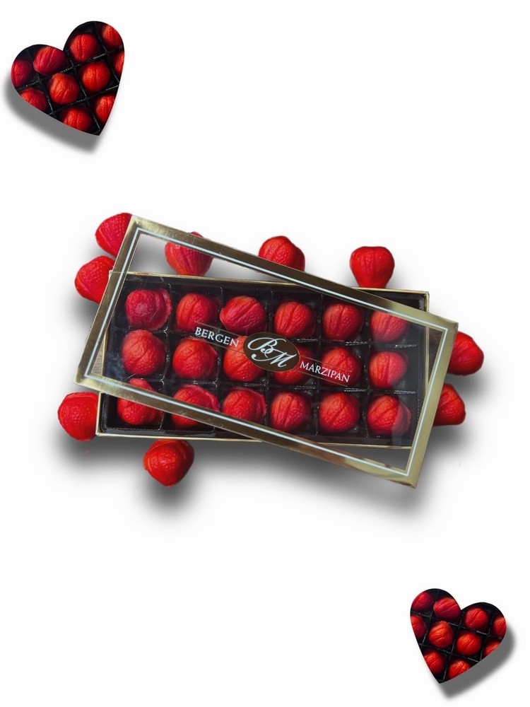 18 piece Gift Box Strawberry Shape Marzipan