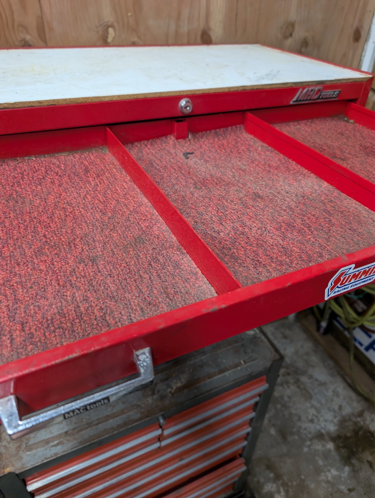 Mac Tool Box middle box, 3 drawer with correct key and lock works.