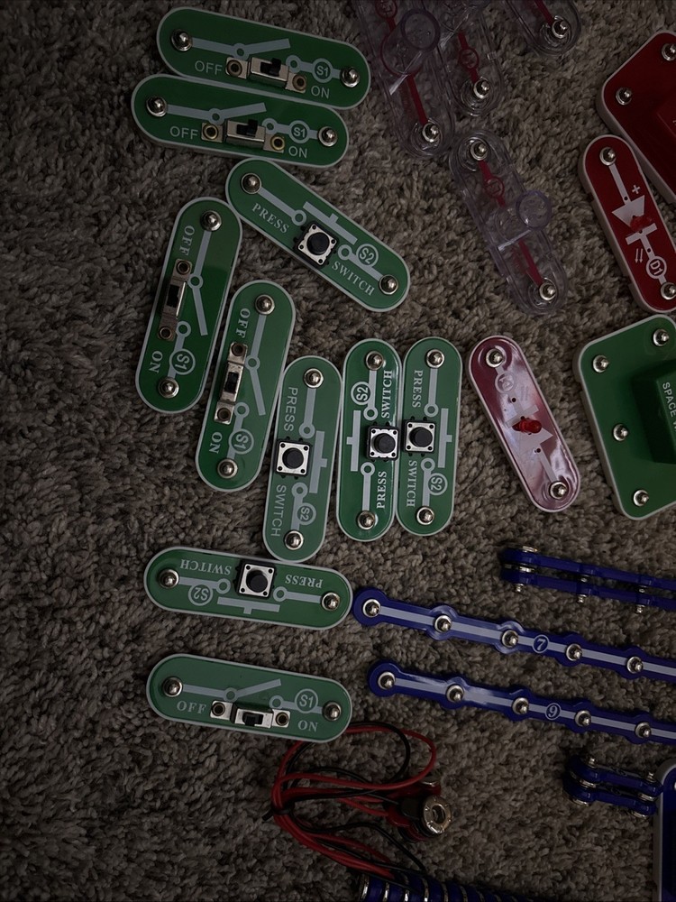 Snap Circuits Electric Projects Lots Of Pieces