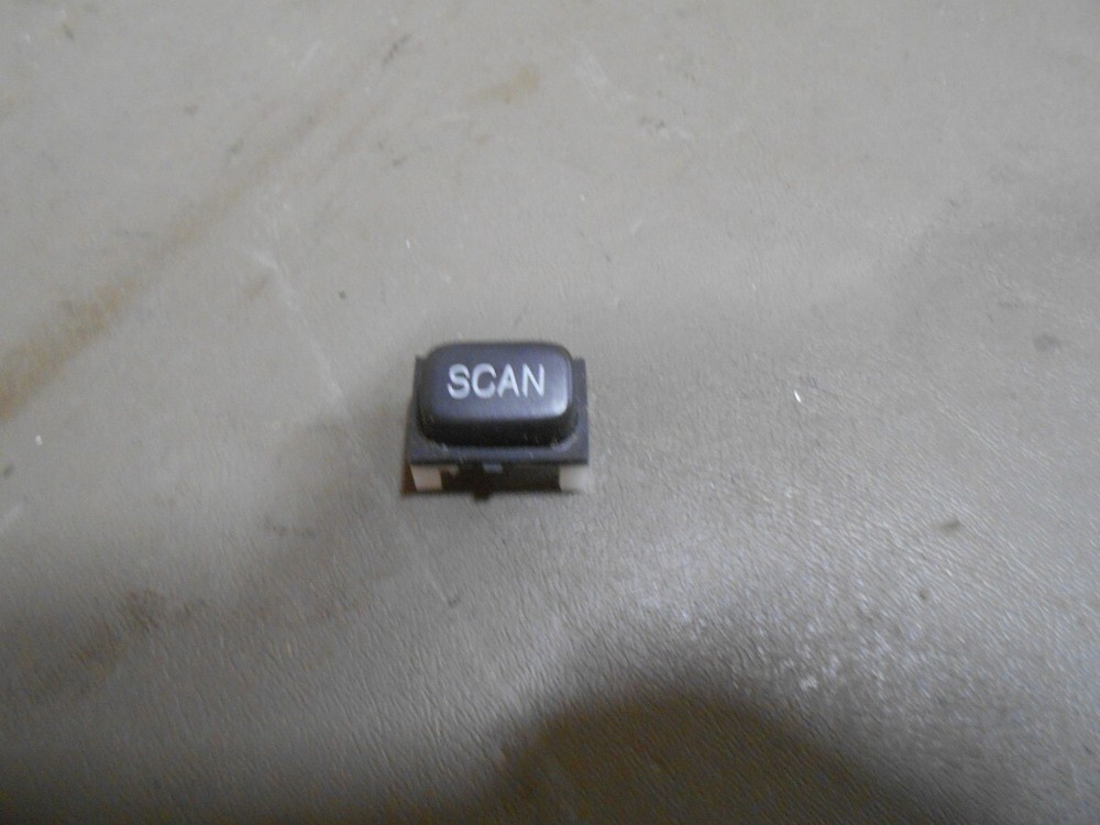 02-05 Deville 02-04 Seville Code U1R Cassette CD Player Radio SCAN Button