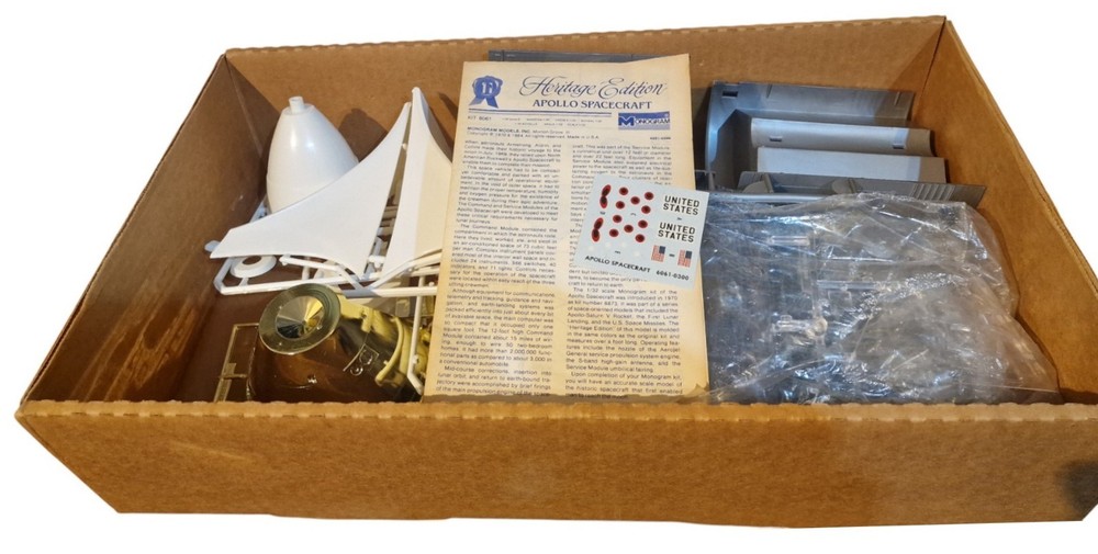 Space : Apollo Saturn V Rocket & Apollo Spacecraft command/service modules kits