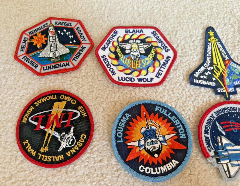 NASA Kennedy Space Center 10 Souvenir Space Emblems Challenger ShuttlePatch Book