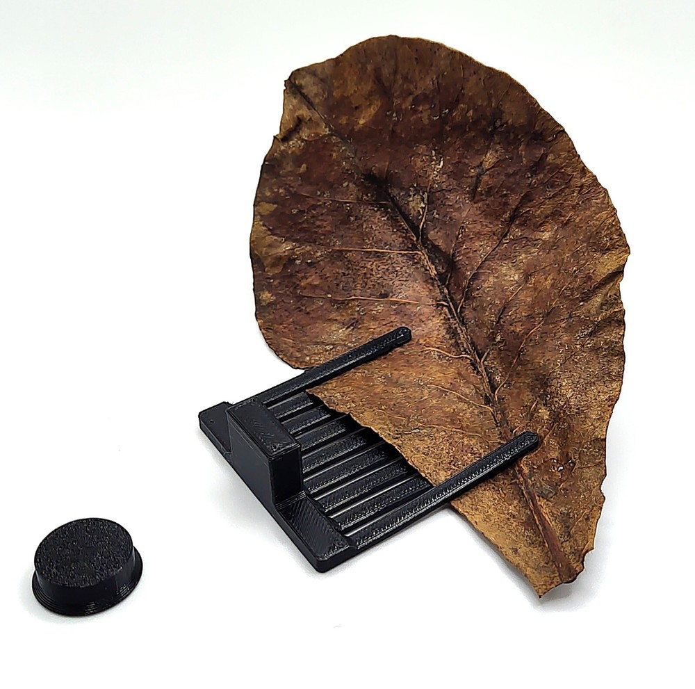 Magnetic aquarium leaf holder for shrimp and betta fish