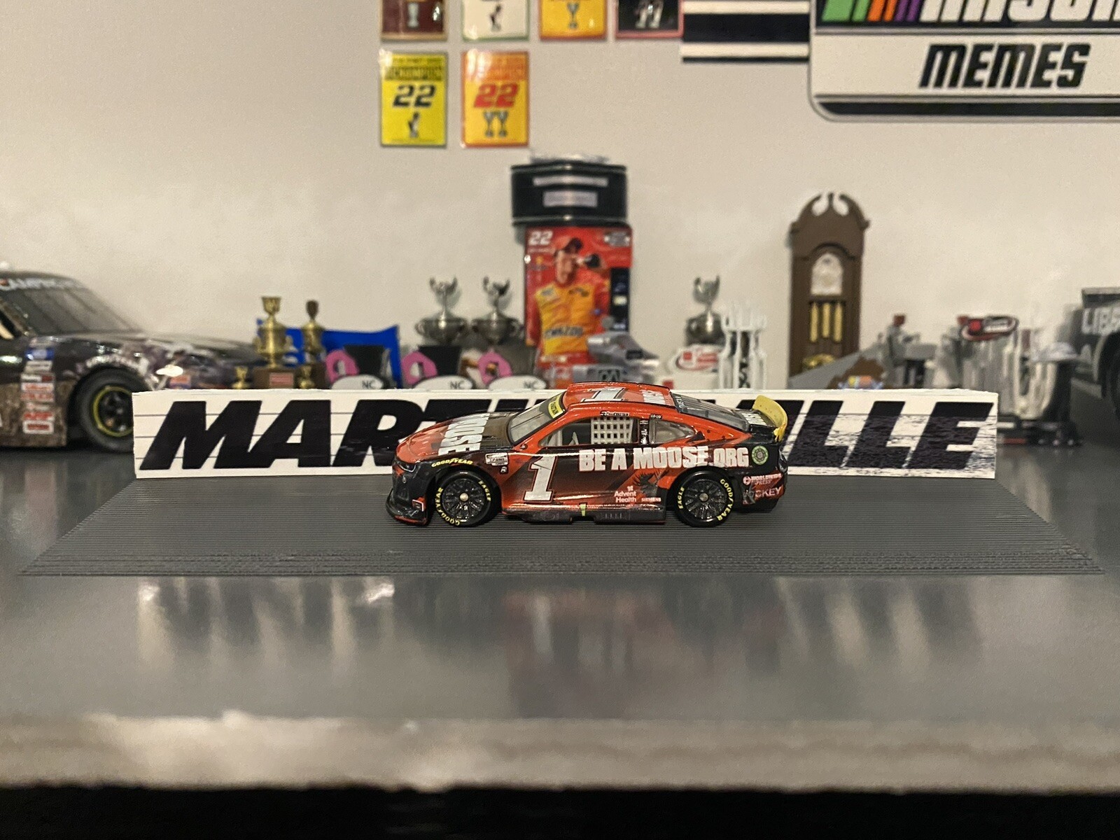 Nascar Cup Ross Chastain Wall Ride Die Cast Display 1/64 Martinsville Track