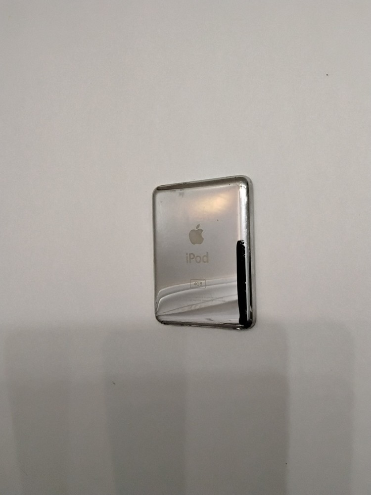 Apple iPod Nano 3rd Generation Silver 4GB MA978LL