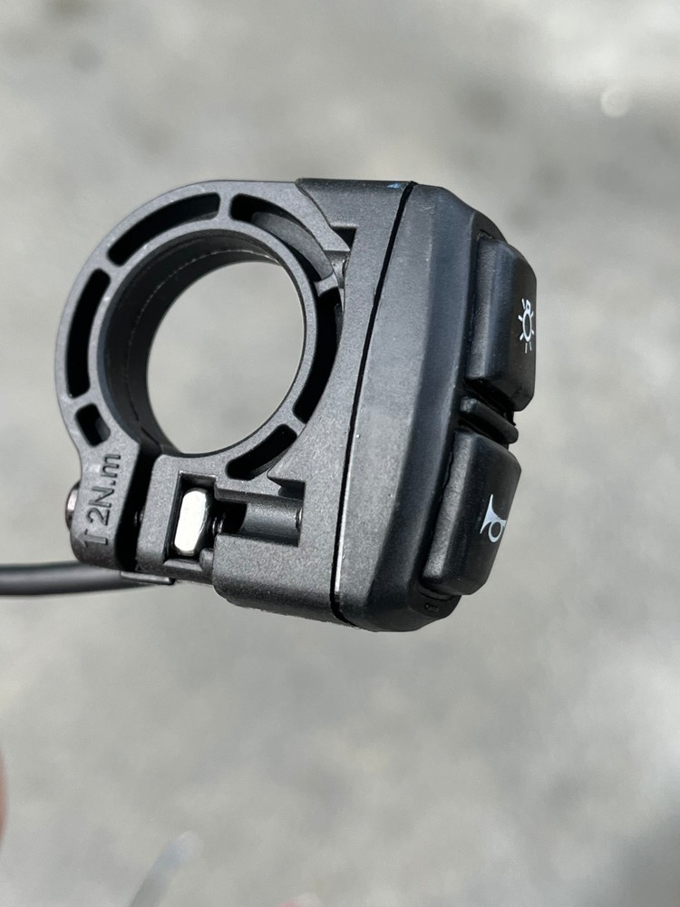 Hilleater DK226-2 handlebar light/horn switch for e-bikes. Higo input, output.