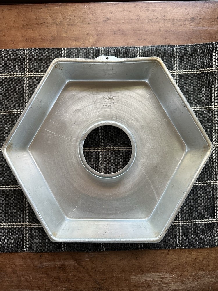 Wilton Aluminum Hexagon Cake Pan