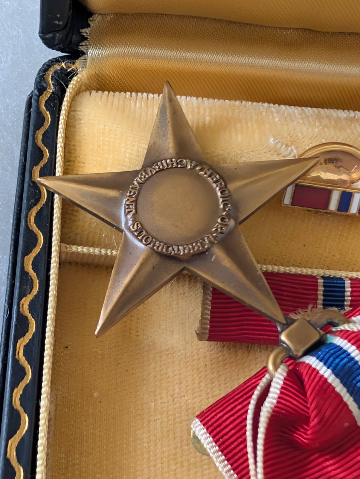 WW2 U.S. BRONZE STAR MEDAL RIBBON IN ORG PRESENTATION CASE