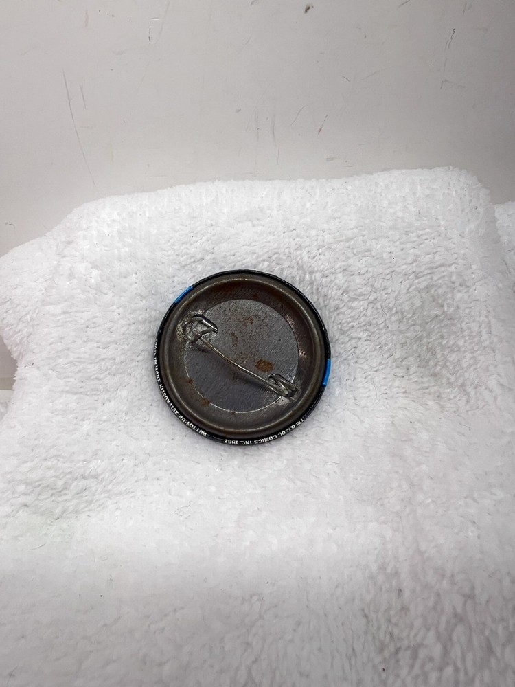 BUTTON PIN 1982 BATMAN Small 1.5" Vintage