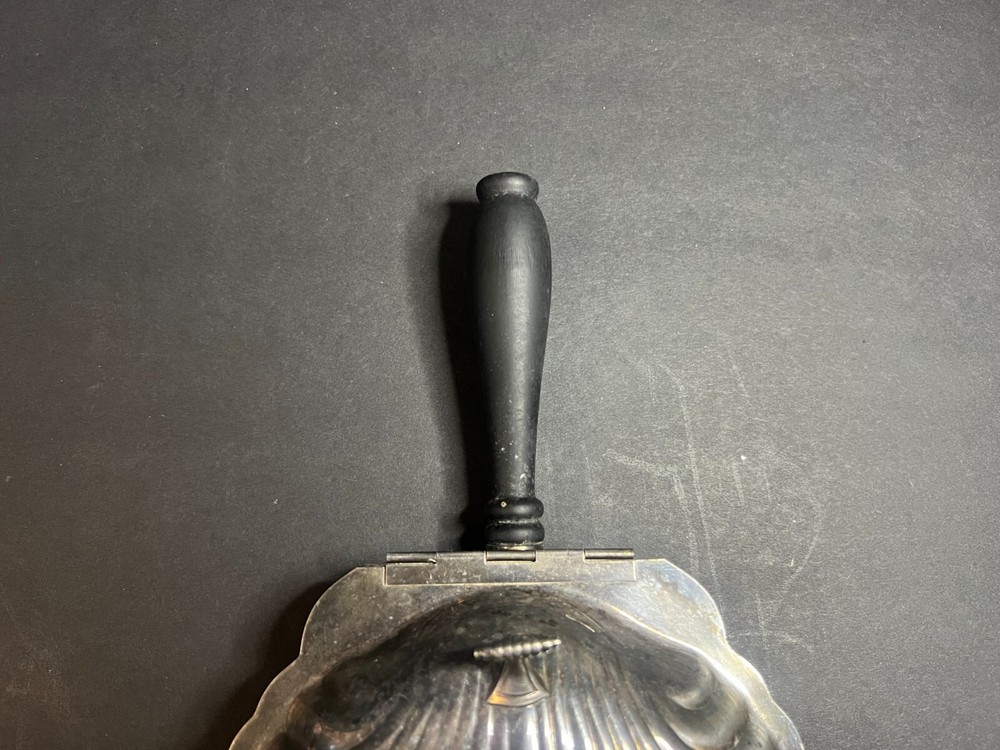 Vintage Oneida Silver Plate Silent Butler Clam Shell Tri Footed Crumb Catcher