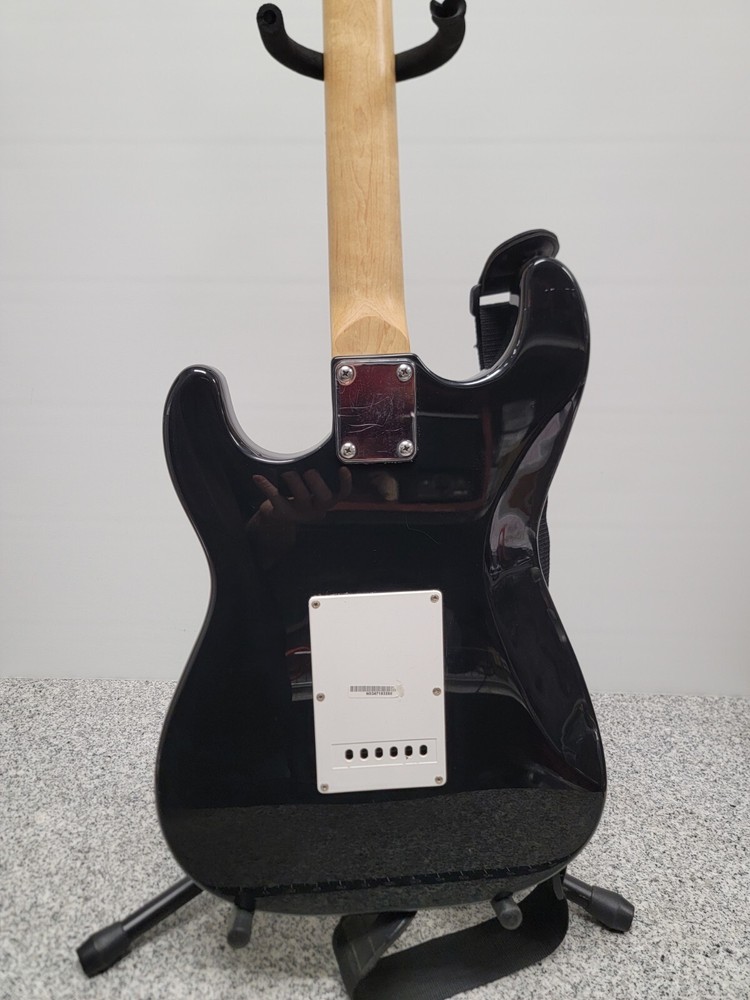 Behringer 6-String Solid Electric Guitar Black & White