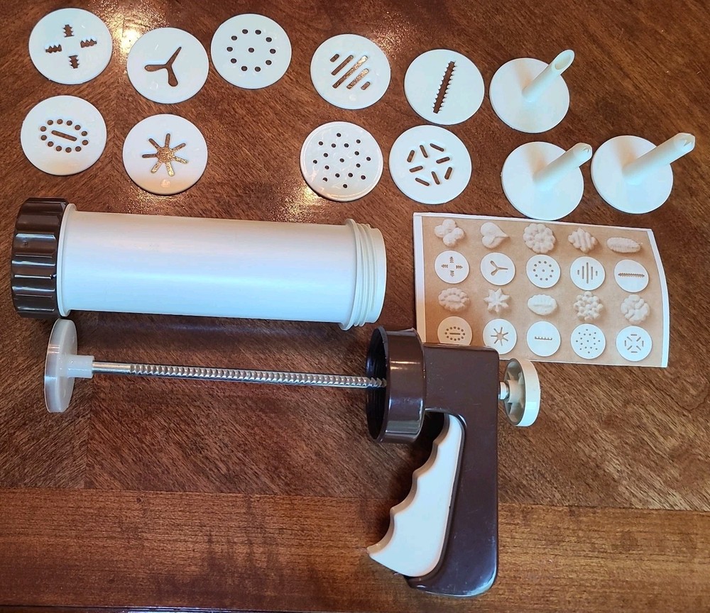 VINTAGE Fuller KITCHEN WORKS COOKIE MAKER "gun" 1976 includes Instructions/guide