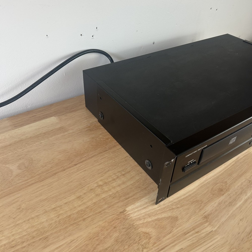 Denon DN-C615 CD Player nice excllent working condition . No Remote