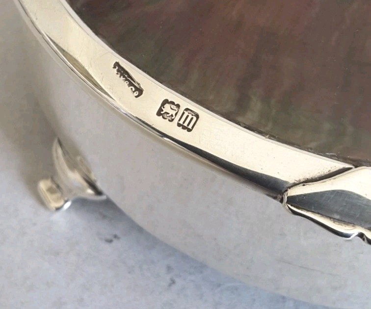 ATTRACTIVE , ANTIQUE SOLID SILVER / SHELL JEWEL BOX . L. 13 cms. LON. 1907