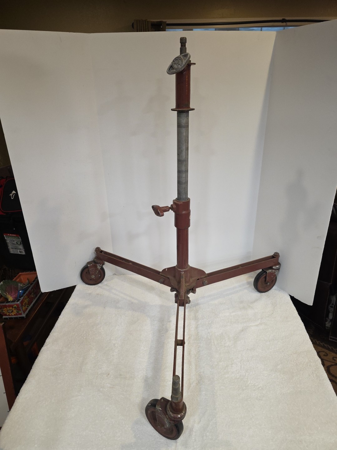 Mole-Richardson Heavy Duty Junior Size Low Stand 22-32" High W/Light Pin