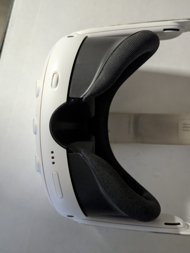 Meta Quest 3 VR Headset - 128GB - Headset & Controllers only