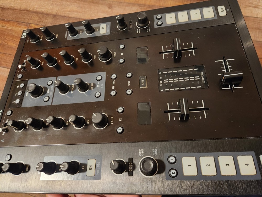 Native Instruments TRAKTOR KONTROL Z2 DJ Mixer 2-Channel
