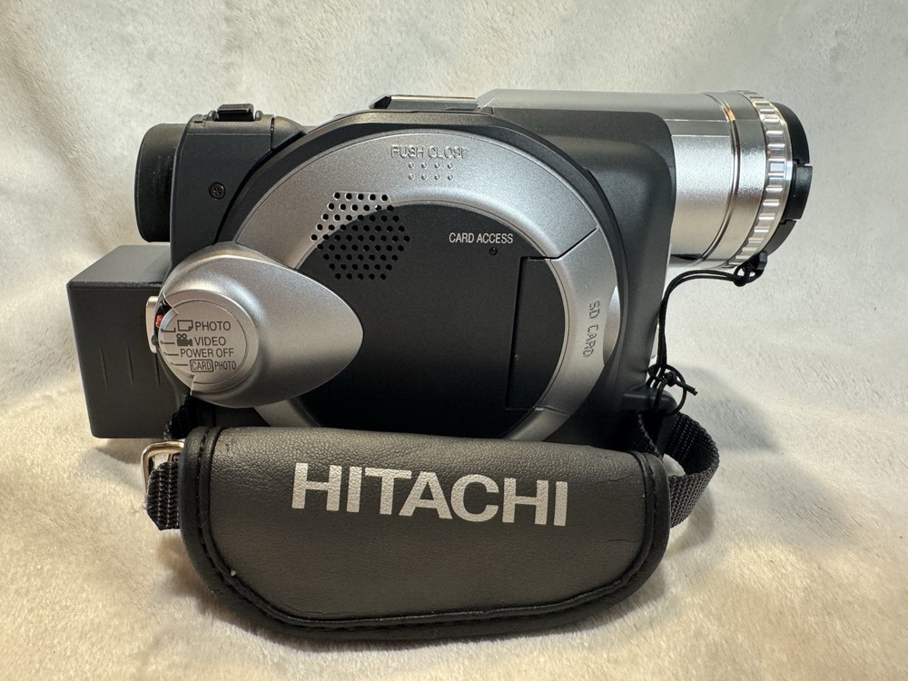 Hitachi DZ-MV380A DVD Camcorder, Bundle
