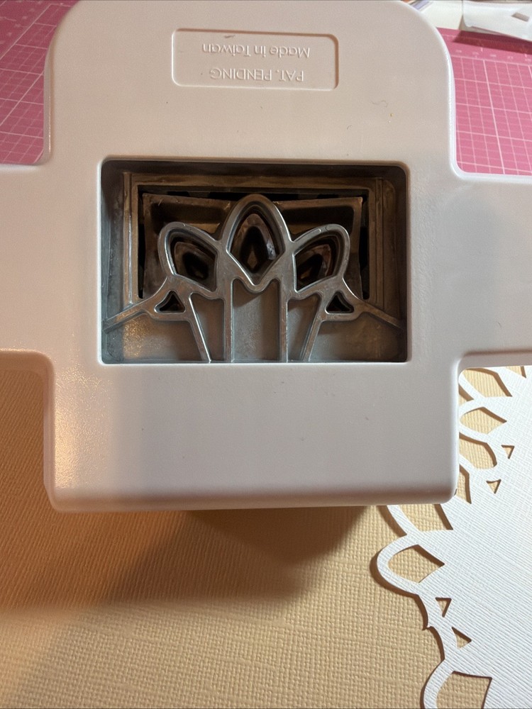Creative Memories PETAL FRAME/BORDER Punch - MINT No Box!